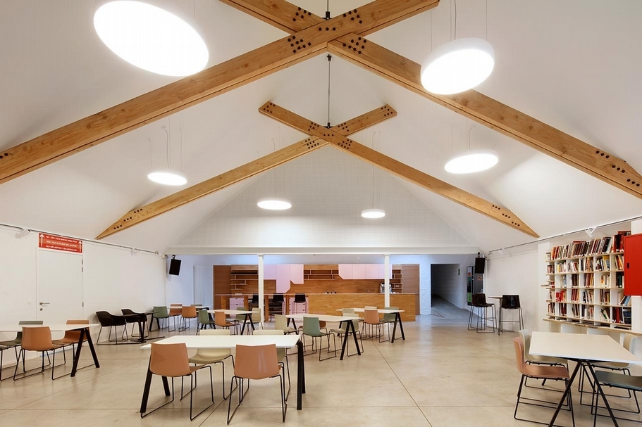 Multi-use interior space at the SMart office in Saint-Gilles, Belgium