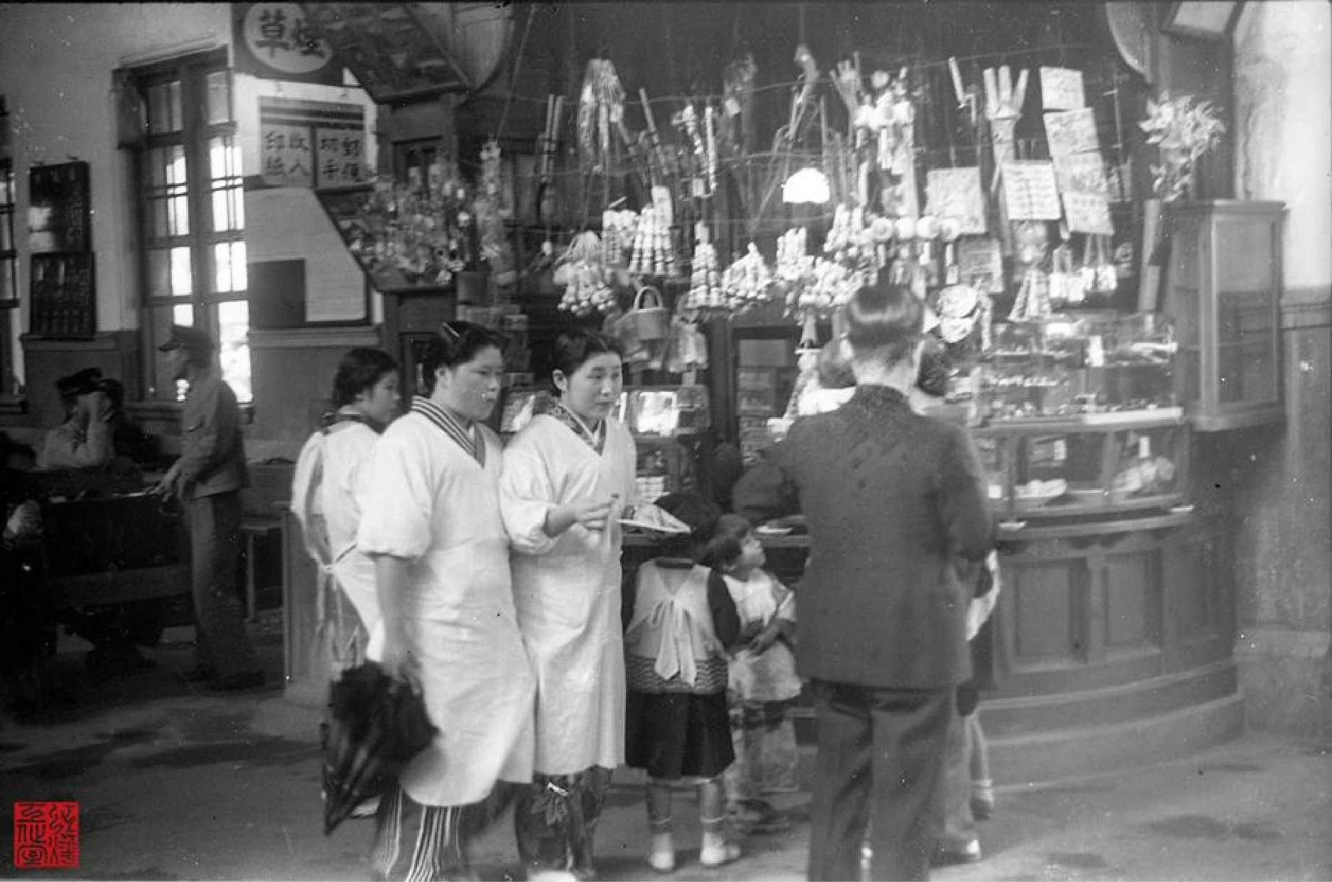 Taichung Train Station sales counter captured by Huozeng Li in 1940